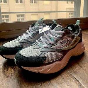 Size 7 FILA women’s sneakers NEW!